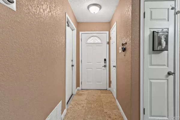 7230 LANSBURY DR San Antonio, TX 78250-3325