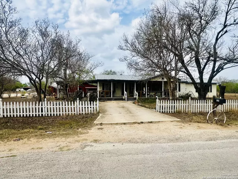 521 CR 7713 #1, Devine, TX 78016