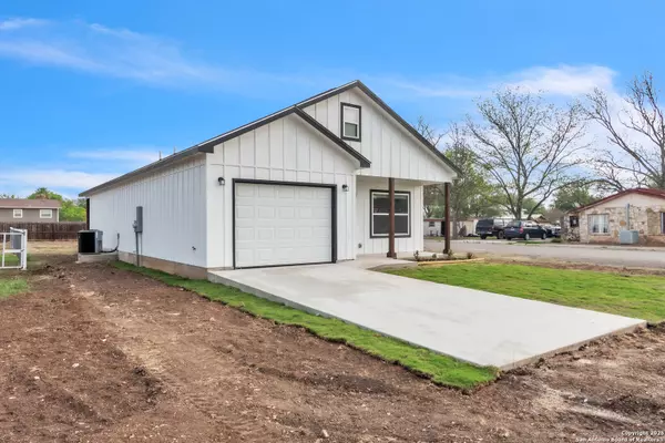 Hondo, TX 78861,1702 17th