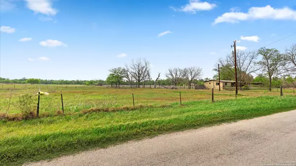 515 Dry Hollow, La Vernia, TX 78121