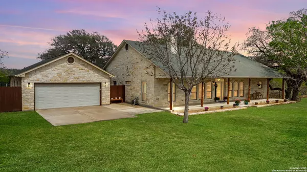 956 County Road 304,  Floresville,  TX 78114