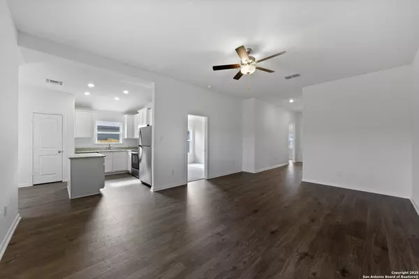 Lytle, TX 78052,16136 Farmer