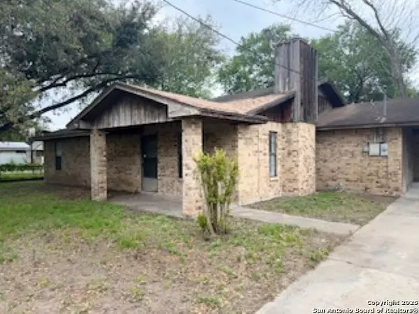 202 Houston St, George West, TX 78022