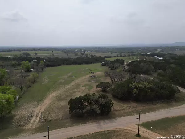 157 BLUEBONNET DR, Bandera, TX 78003