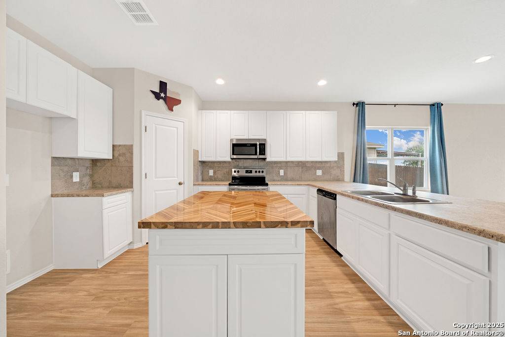 Elmendorf, TX 78112,7515 HOMEWOOD LN