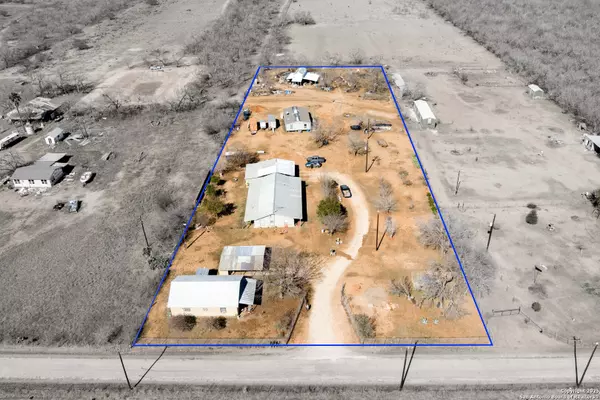 Devine, TX 78016,944 County Road 769