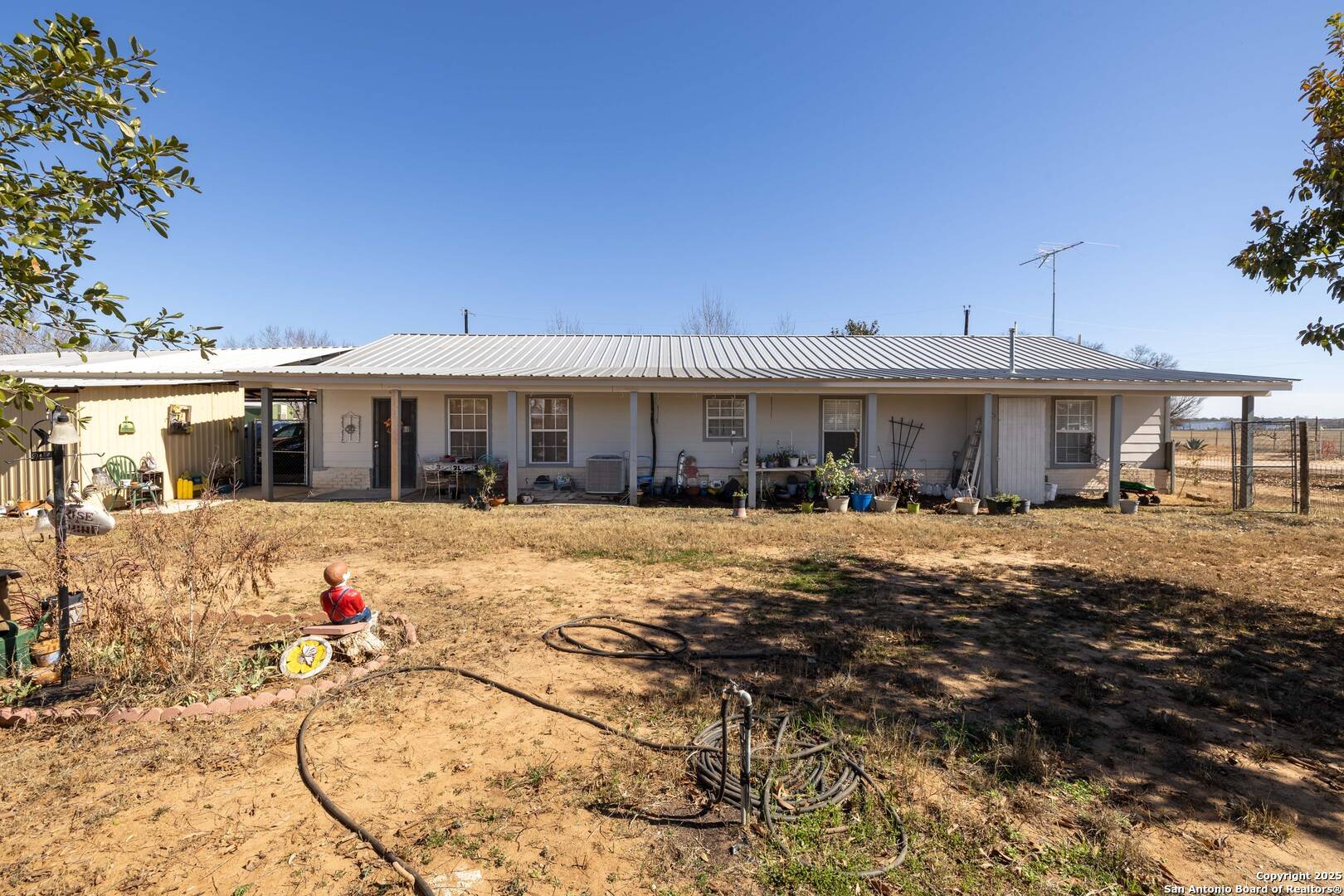 Devine, TX 78016,944 County Road 769