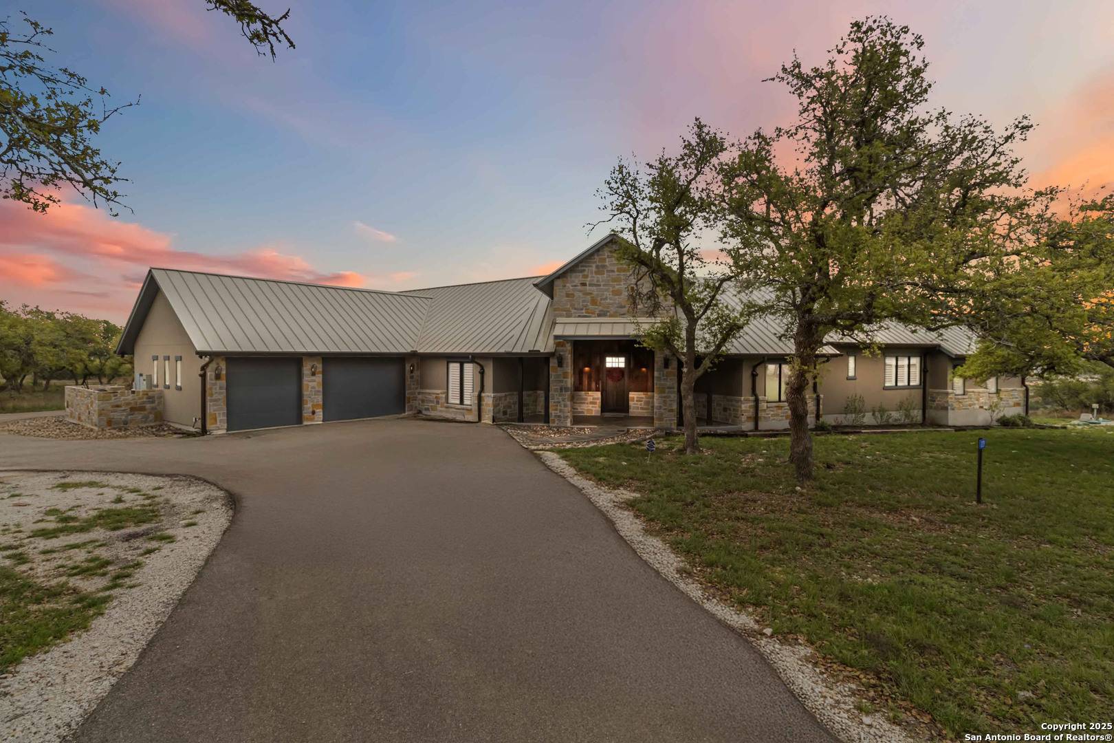 1229 Falling Oak Drive, Blanco, TX 78606