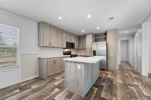 Pleasanton, TX 78064,315 CACTUS LN