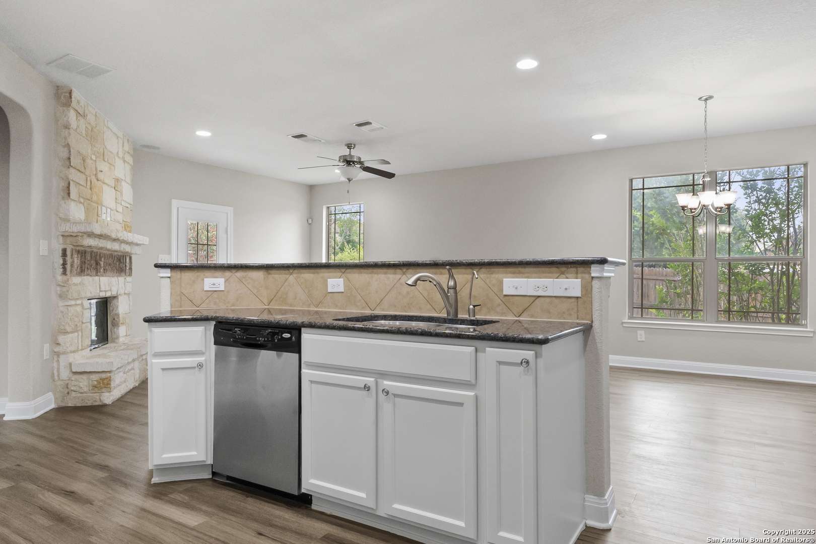 Cibolo, TX 78108,100 Hinge Chase