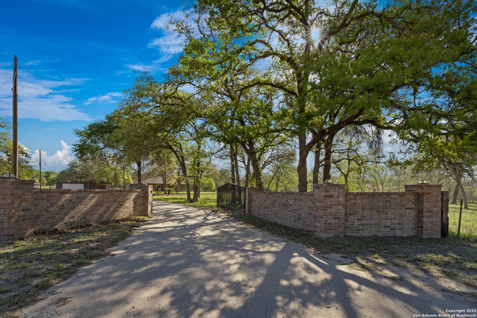 Floresville, TX 78114,123 Lost Springs