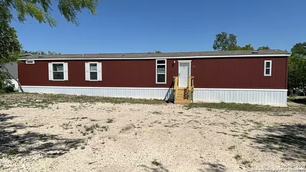 224 forest creek, Devine, TX 78016