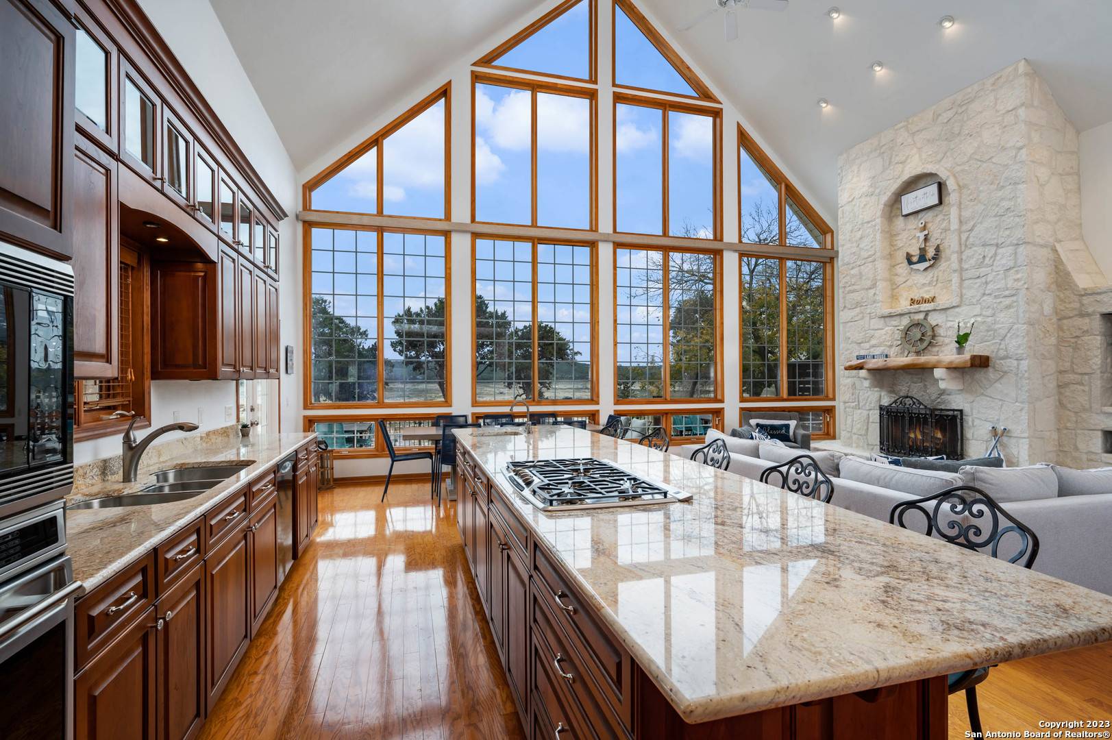 275 Lookout Dr, Lakehills, TX 78063