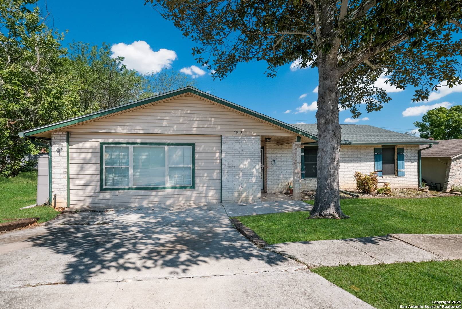 Live Oak, TX 78233,7813 Hollow Oak