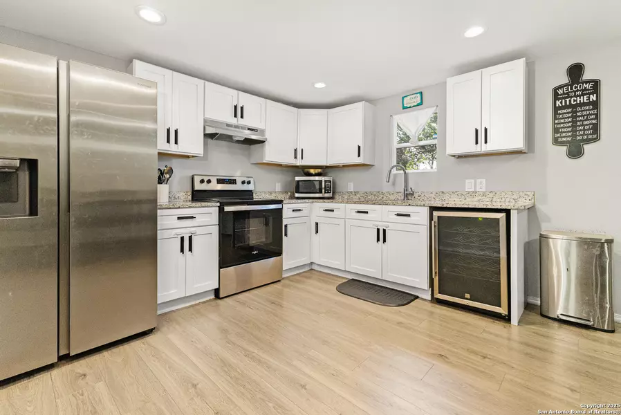 957 Anderson St, Seguin, TX 78155