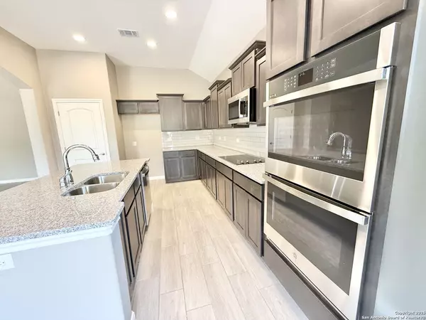 Pleasanton, TX 78064,207 Valley Forge