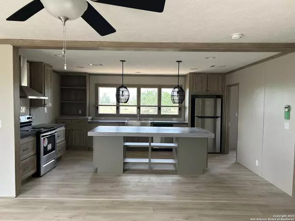 Floresville, TX 78114,1038 County Road 329