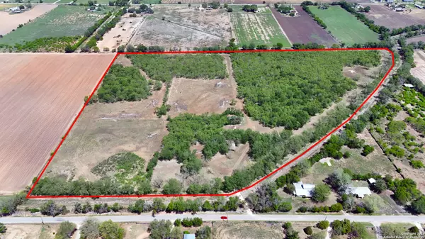 304 county road 6611, Devine, TX 78016