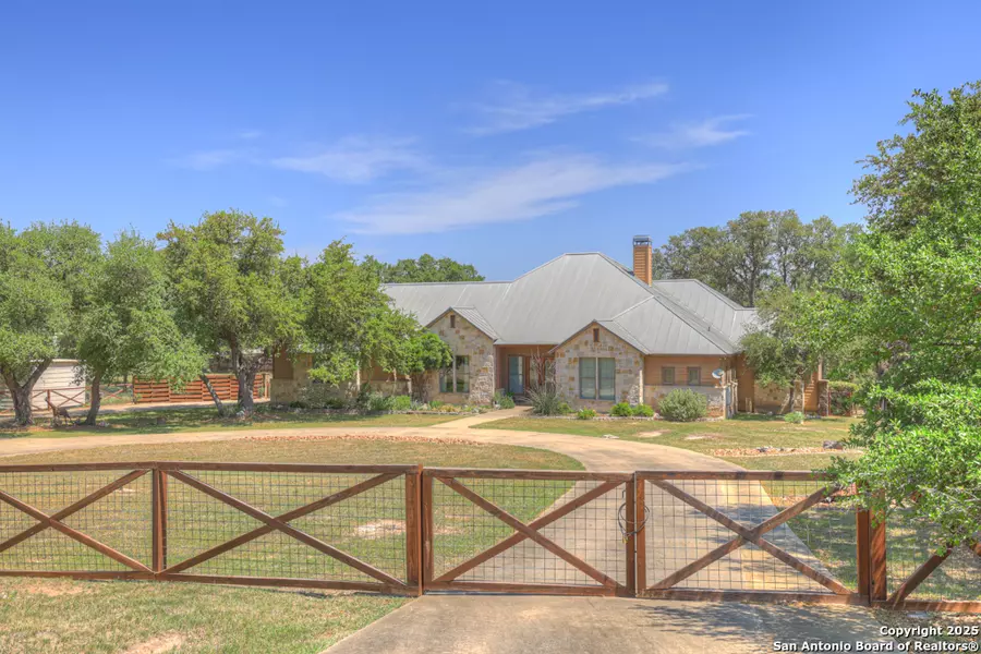 807 Lake Island, Canyon Lake, TX 78133