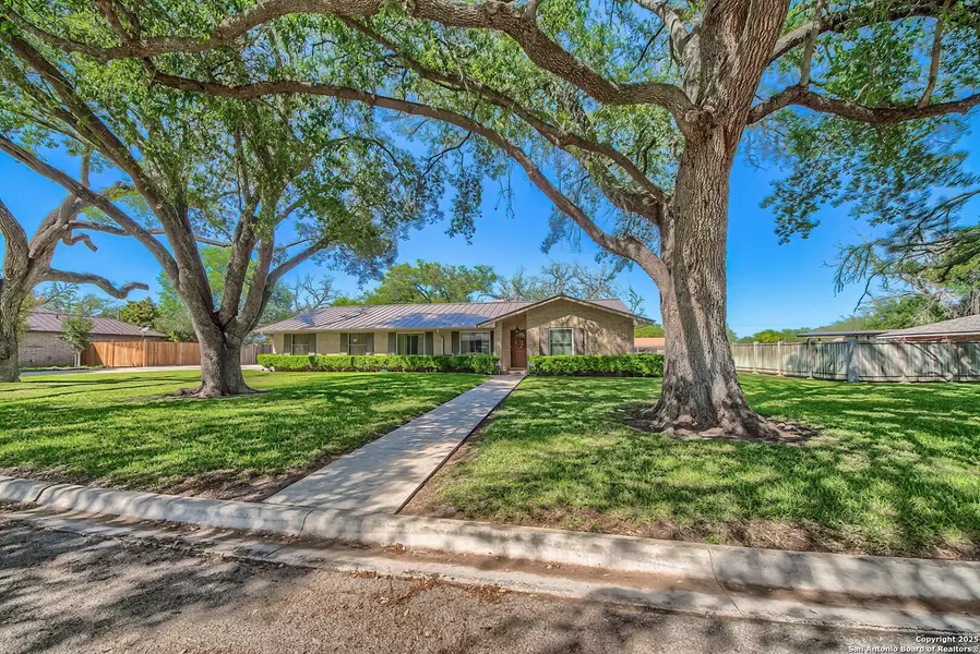 1206 Acorn, Hondo, TX 78861