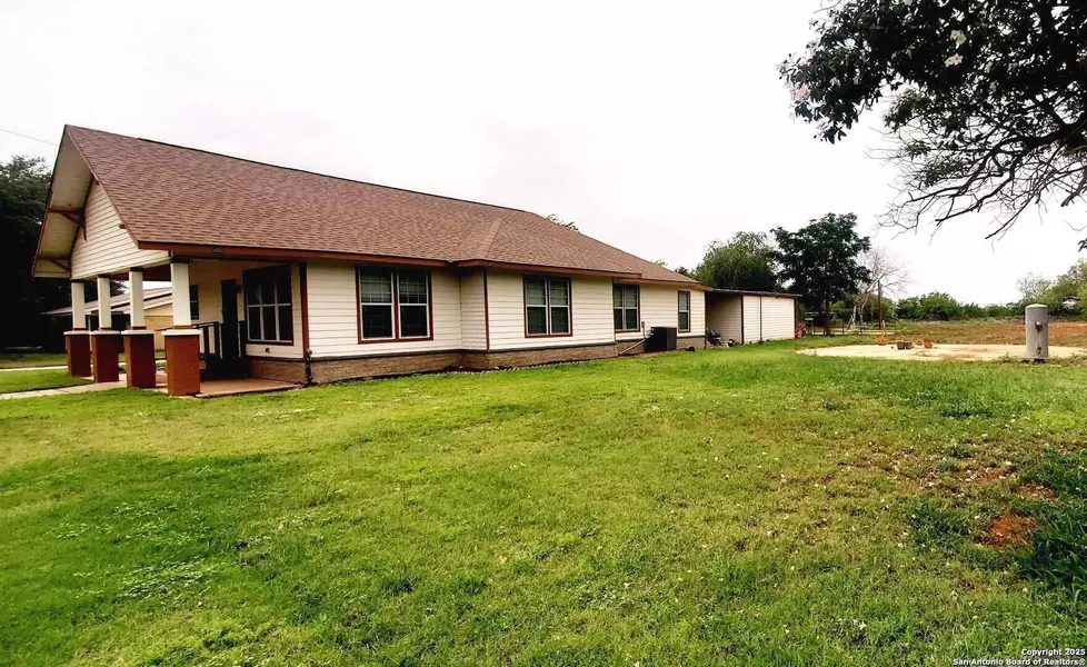 1121 Oak, Pearsall, TX 78061