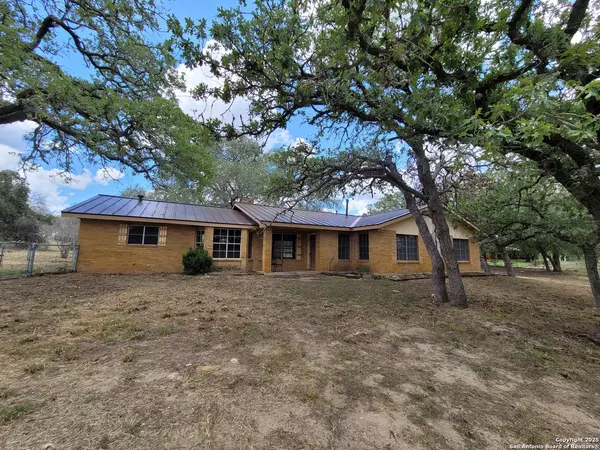 825 County Road 320,  Floresville,  TX 78114