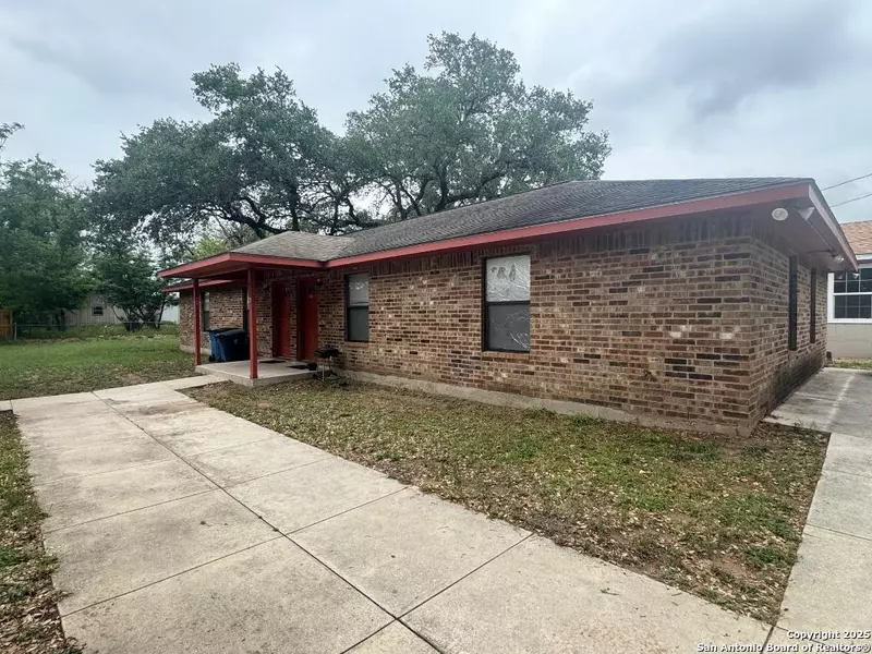 827 Dallas, Pleasanton, TX 78064