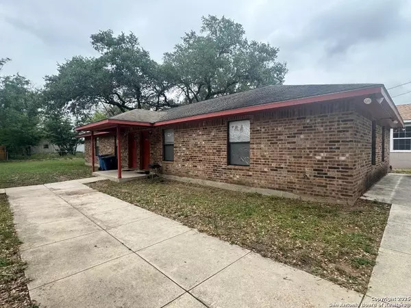 827 Dallas, Pleasanton, TX 78064