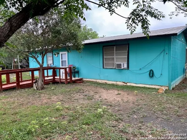 220 Avenue G, Knippa, TX 78870