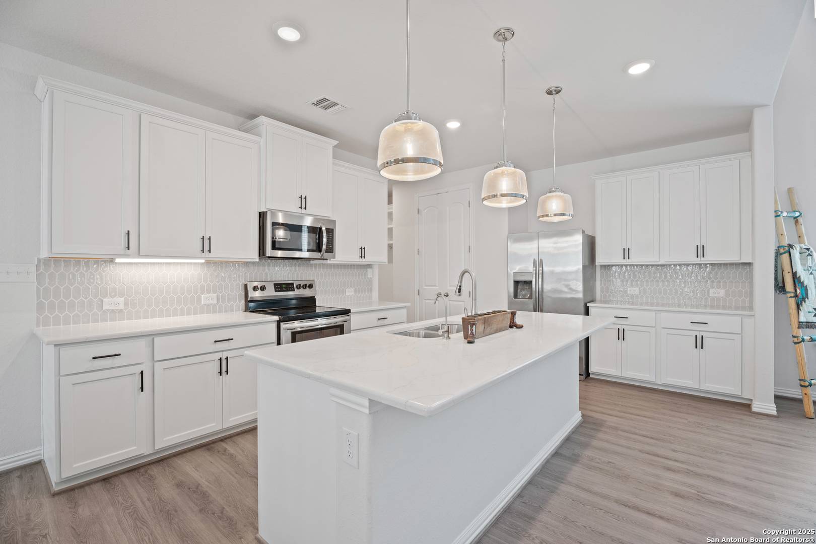 New Braunfels, TX 78130,887 Farmhouse