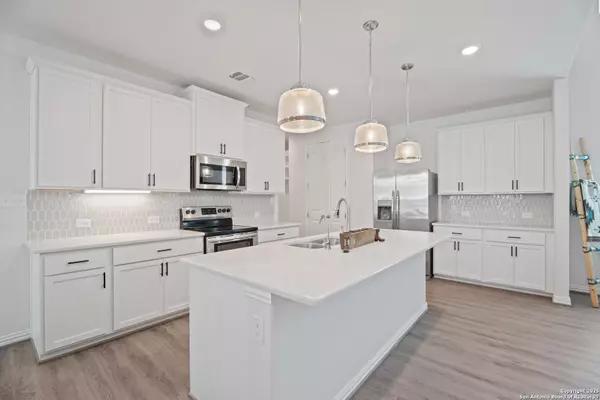 New Braunfels, TX 78130,887 Farmhouse