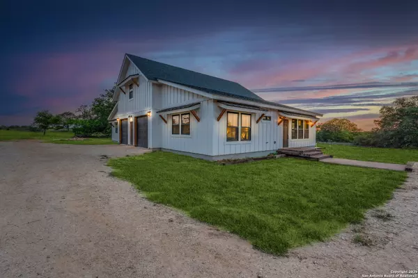 841 Postert, Floresville, TX 78114