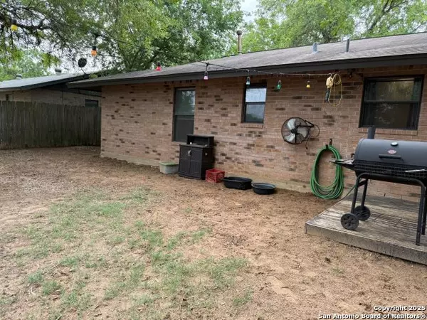 Floresville, TX 78114,1410 longbranch