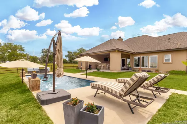 494 Flash Circle, Luling, TX 78648
