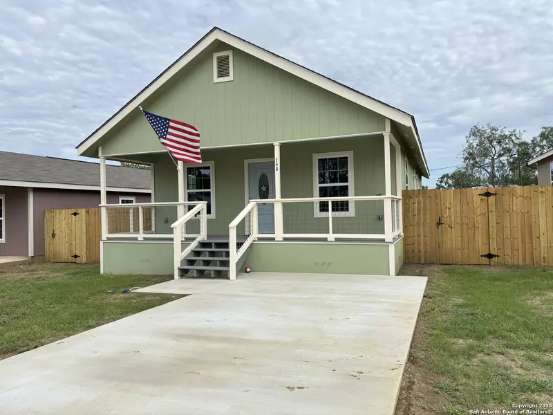 708 5th, Nixon, TX 78140