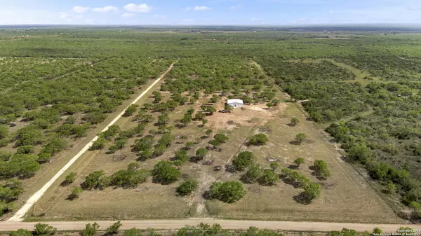 527 County Road 334, Charlotte, TX 78011