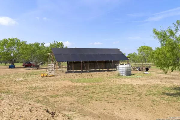 Charlotte, TX 78011,527 County Road 334