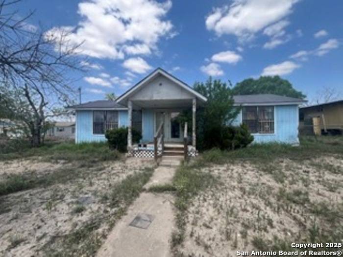 938 Avenue I, Poteet, TX 78065