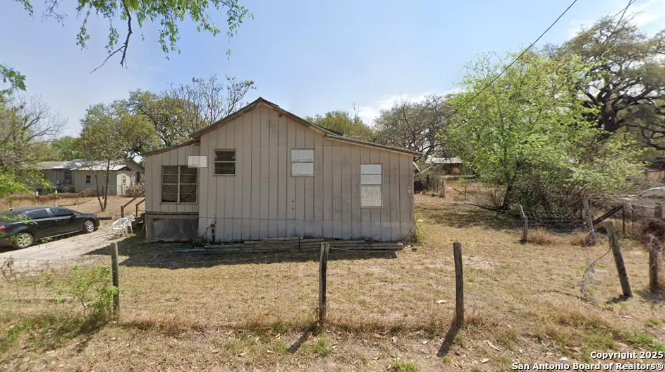 Devine, TX 78016,812 Flores