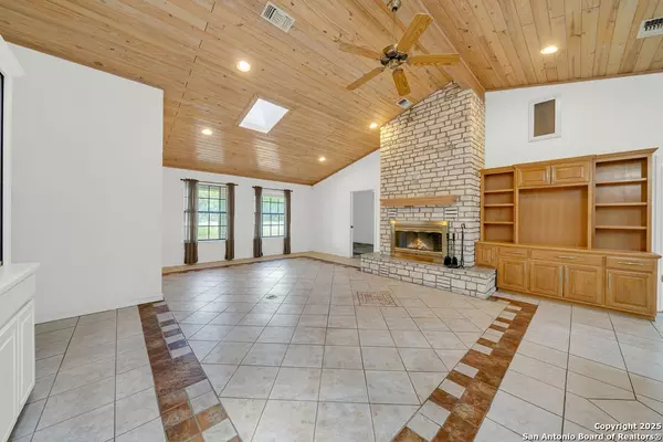 Ingram, TX 78025,301 Red Oak