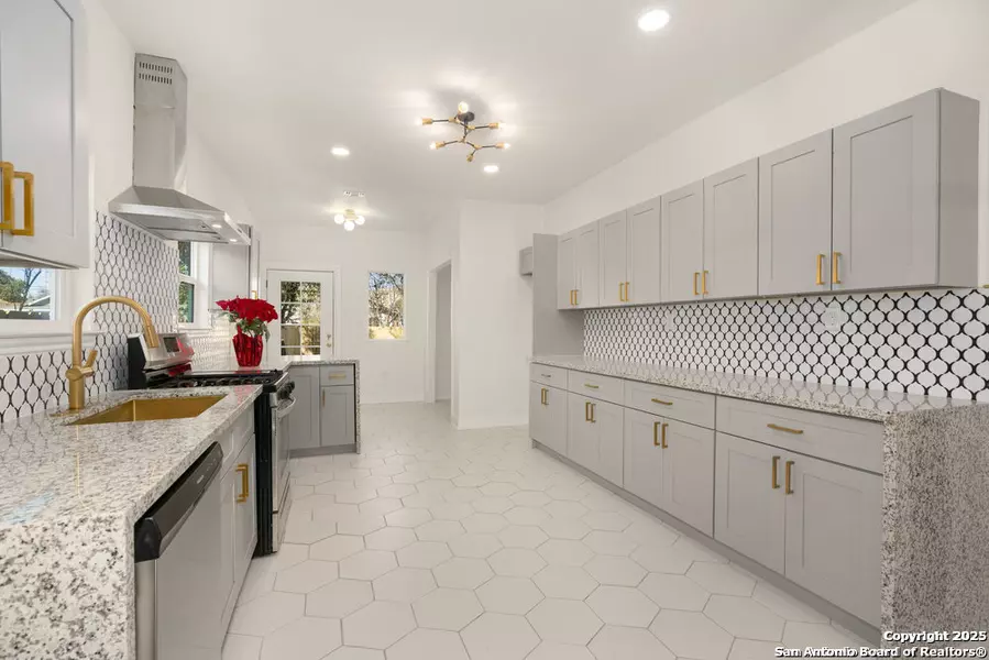 1719 Dawson St, San Antonio, TX 78202