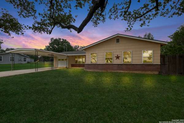 1400 windy knoll, Devine, TX 78016