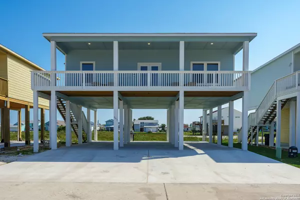 203 Paradise Dr, Rockport, TX 78382