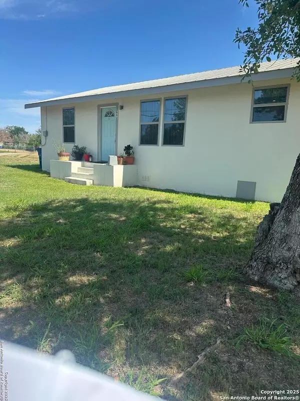 640 Avenue J, Poteet, TX 78065
