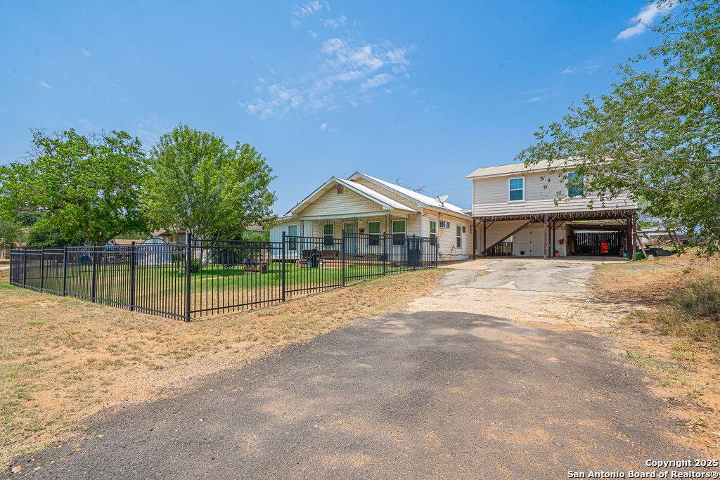 Cotulla, TX 78014,1004 Leona