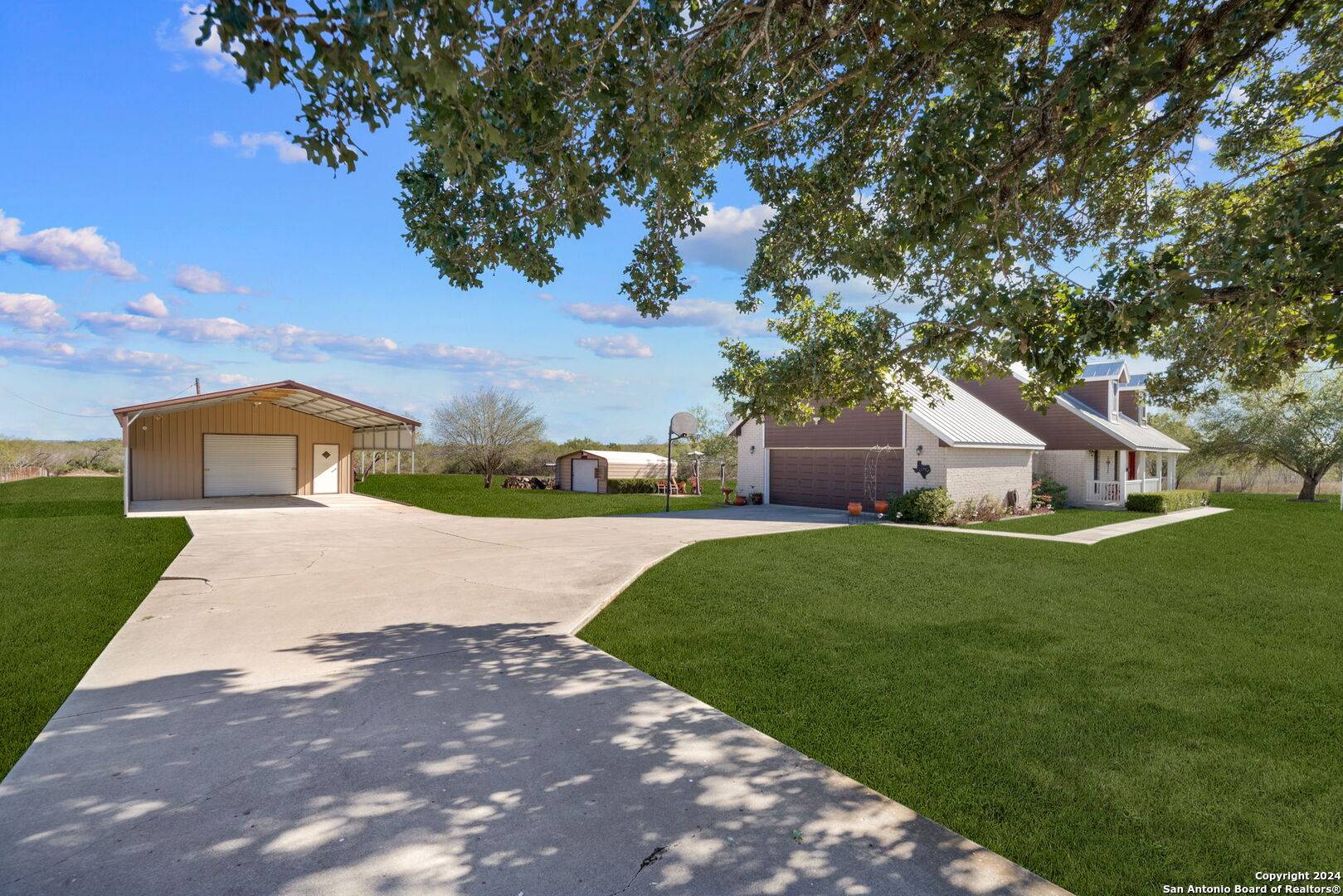 Adkins, TX 78101,136 Country Place