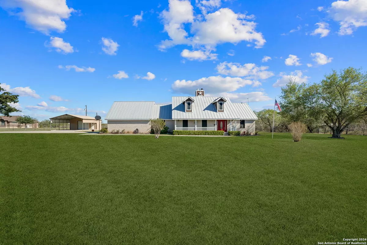 Adkins, TX 78101,136 Country Place