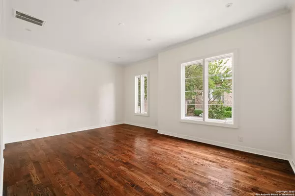 San Antonio, TX 78209,160 Burr