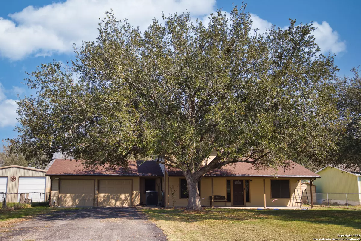 Mathis, TX 78368,146 Lake Meadows Rd