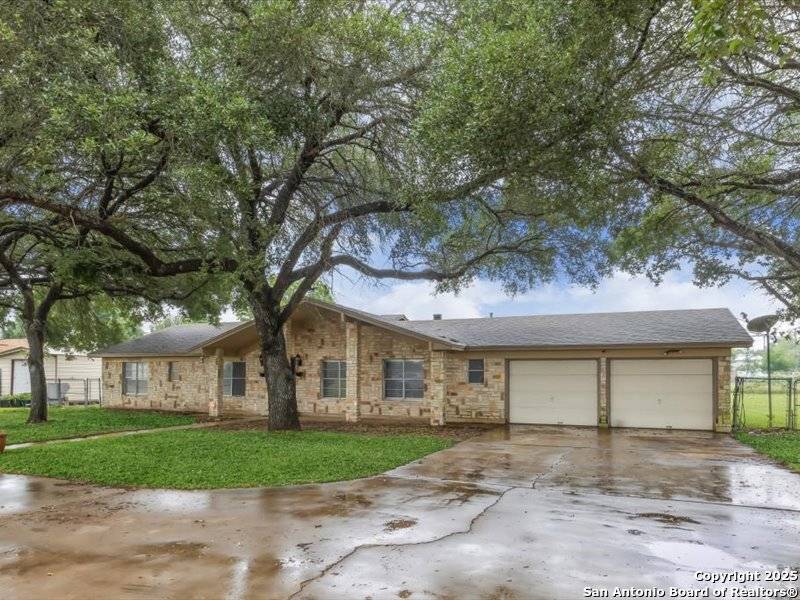 Luling, TX 78648,1010 Country Oak Dr